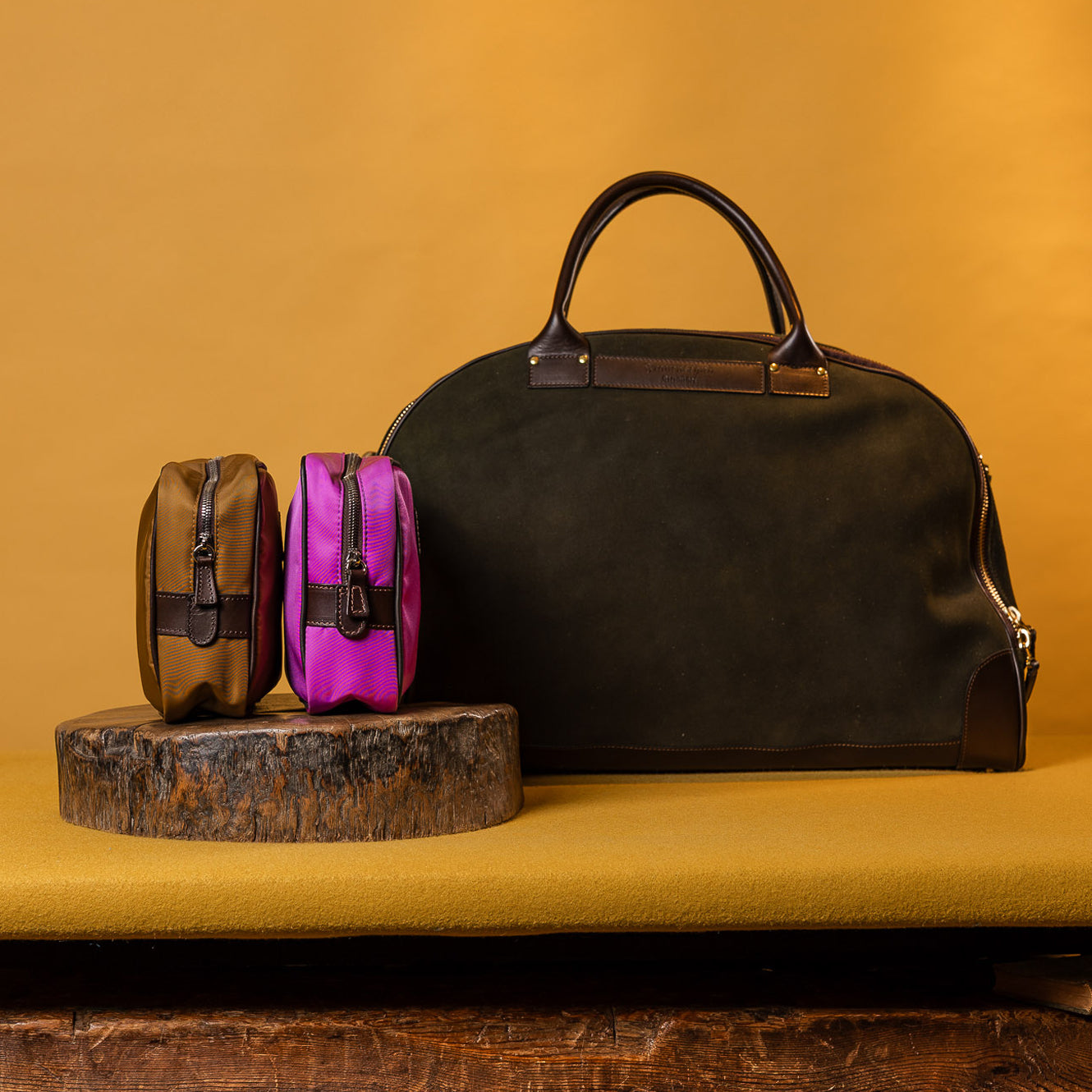 Drei Taschen auf gelbem Hintergrund und Holz