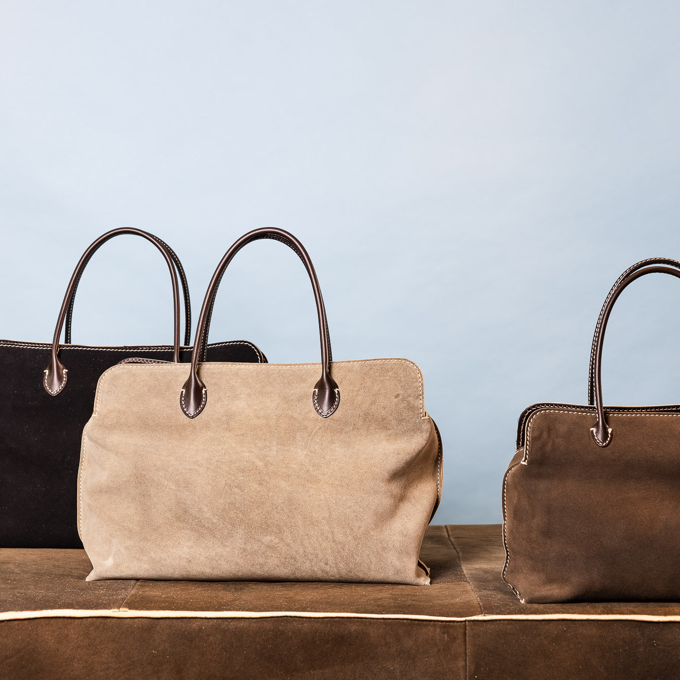 Drei Taschen auf Braunem Untergrund