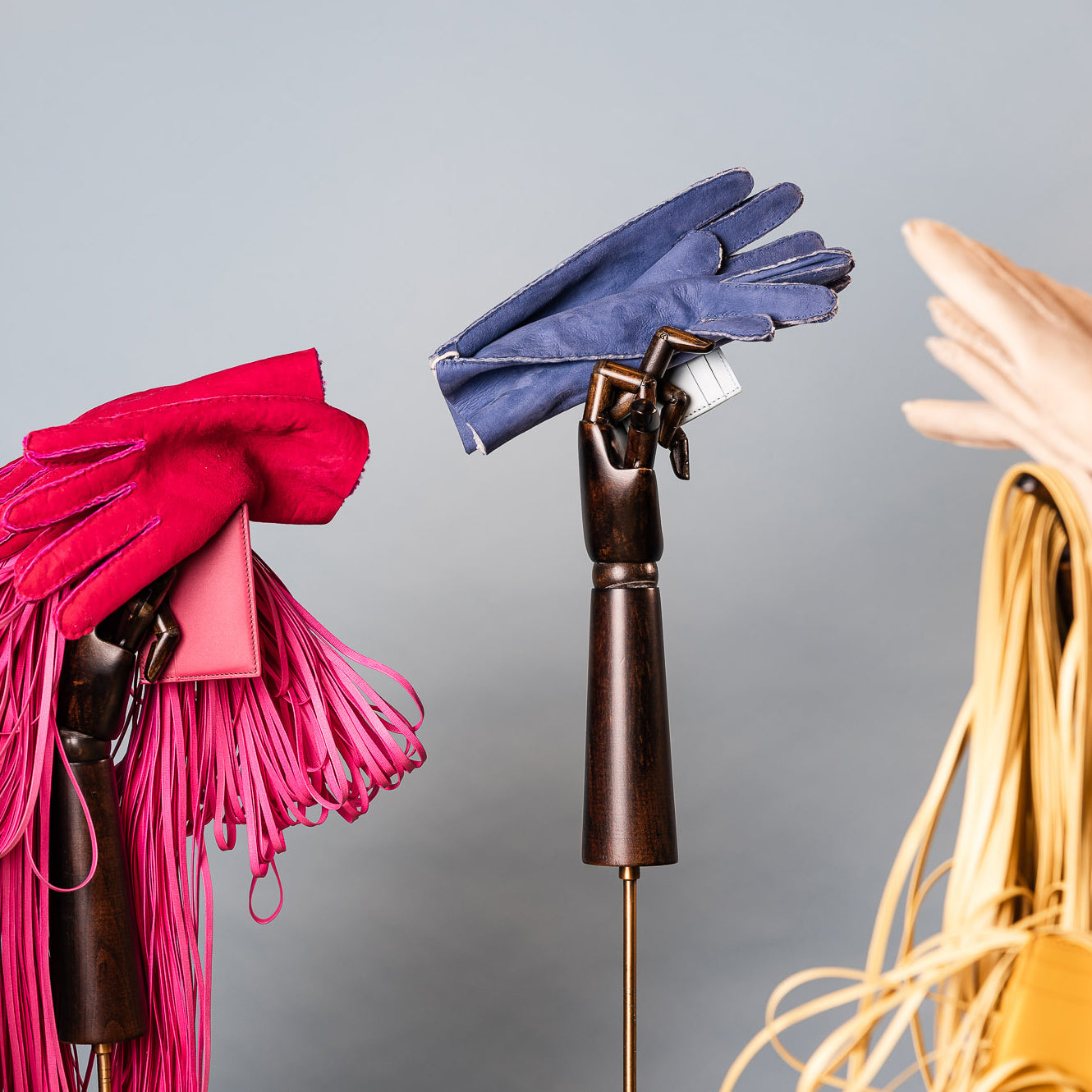 Handschuh in Mechanischer Hand vor Blauem Hintergrund