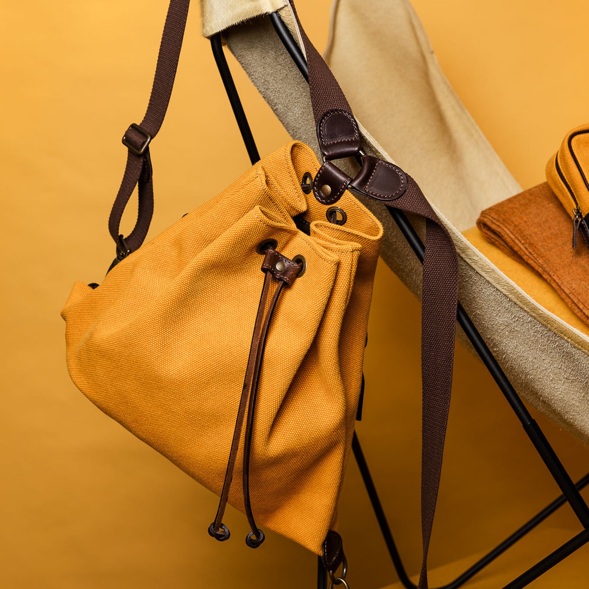 Gelber Rucksack an Outdoor Stuhl hängend