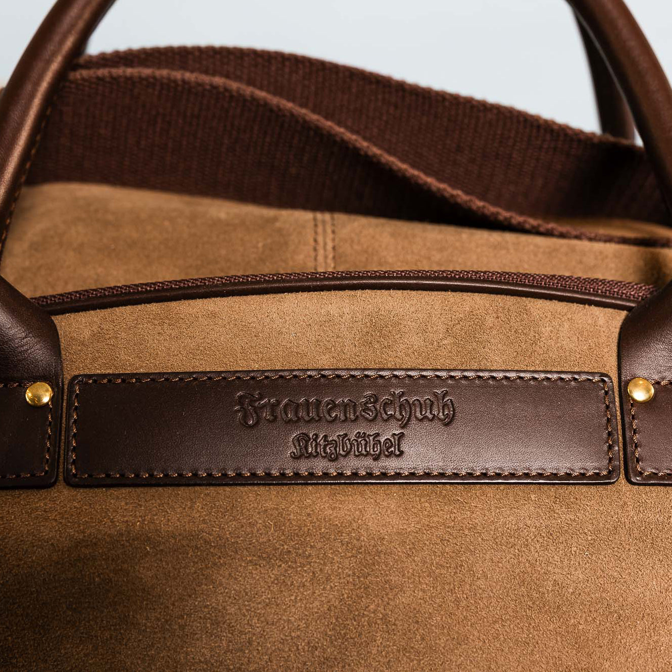 Nahaufnahme des Logos von Brauner Tasche