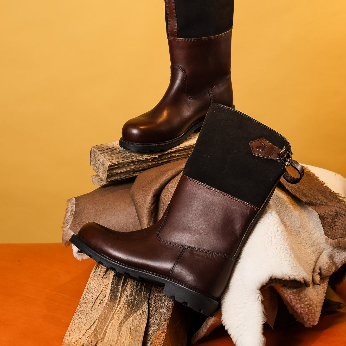 Lederschuhe auf Holzscheiten