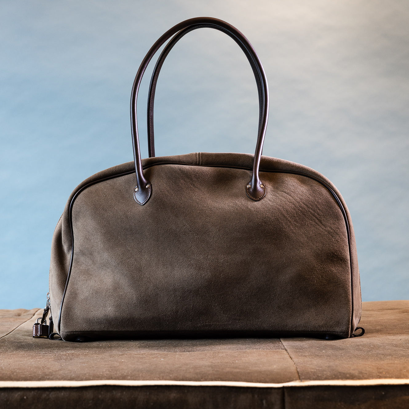 Braune Tasche auf Braunem Untergrund